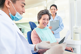 牙科医生给患者治疗图片