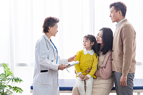 女医生给患者交谈