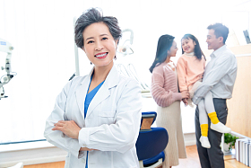 女医生和患者家庭照片