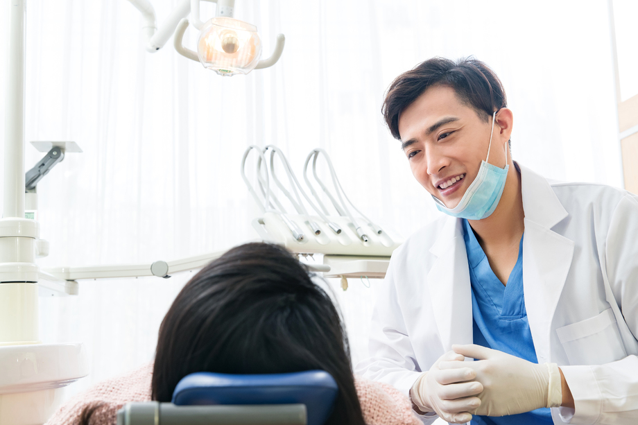 牙医给青年女患者治疗图片 牙医给青年女患者治疗图片