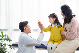 年轻妈妈带着孩子看医生图片