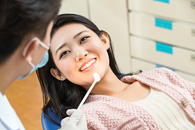 牙医给青年女患者治疗图片