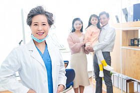 女医生和患者家庭