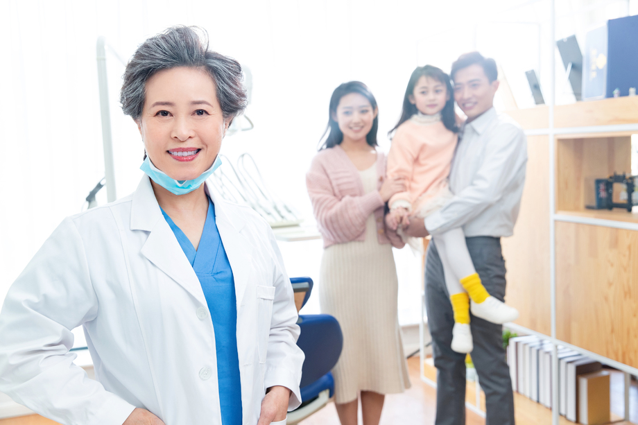 女医生和患者家庭
