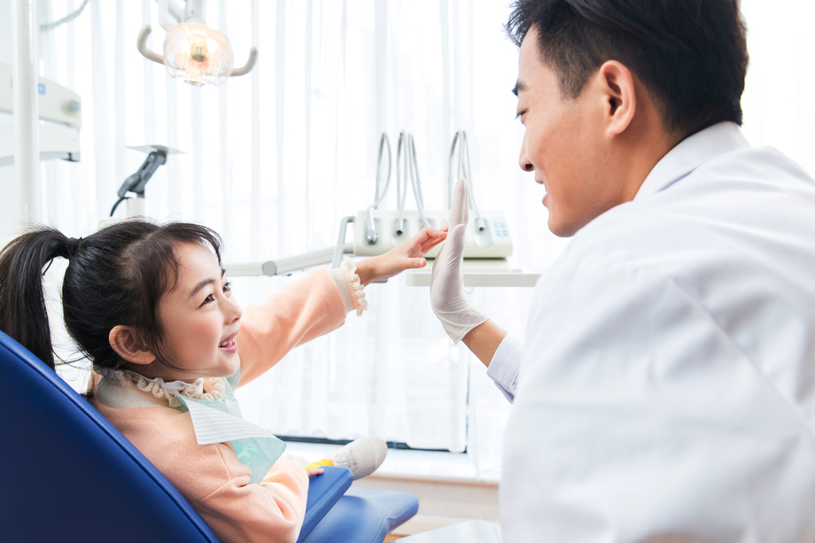 可爱的小女孩和牙科医生图片 可爱的小女孩和牙科医生图片