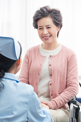 护士和老年人交谈
