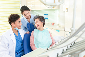 牙科医生给患者治疗照片