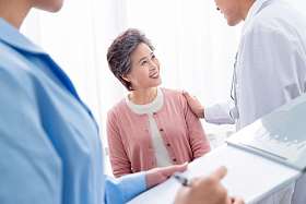 医务工作者和老年患者交谈