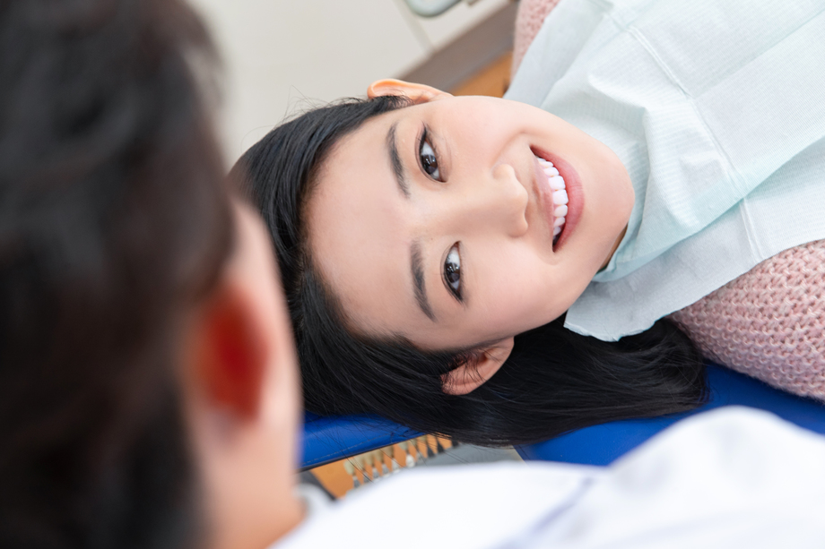 牙医给青年女患者治疗图片 牙医给青年女患者治疗图片