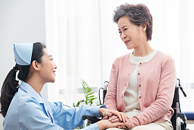 护士和老年人交谈图片