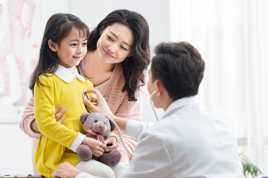 年轻妈妈带着孩子看医生照片