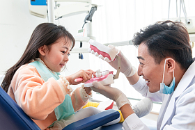 可爱的小女孩和牙科医生