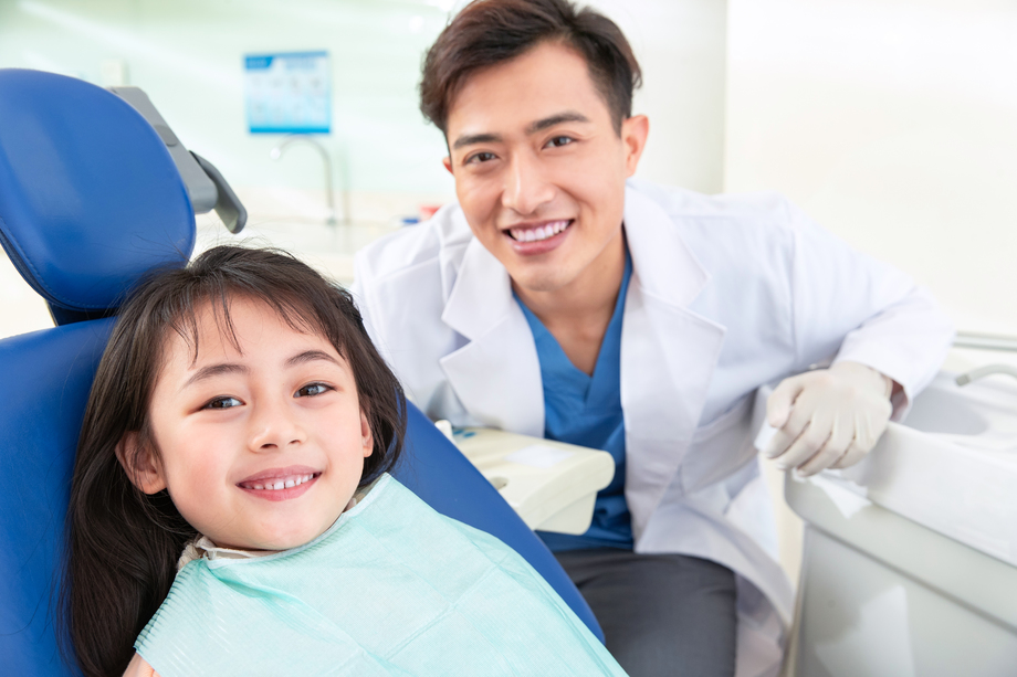 可爱的小女孩和牙科医生图片 可爱的小女孩和牙科医生图片