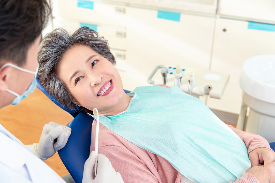 牙医给老年患者治疗照片