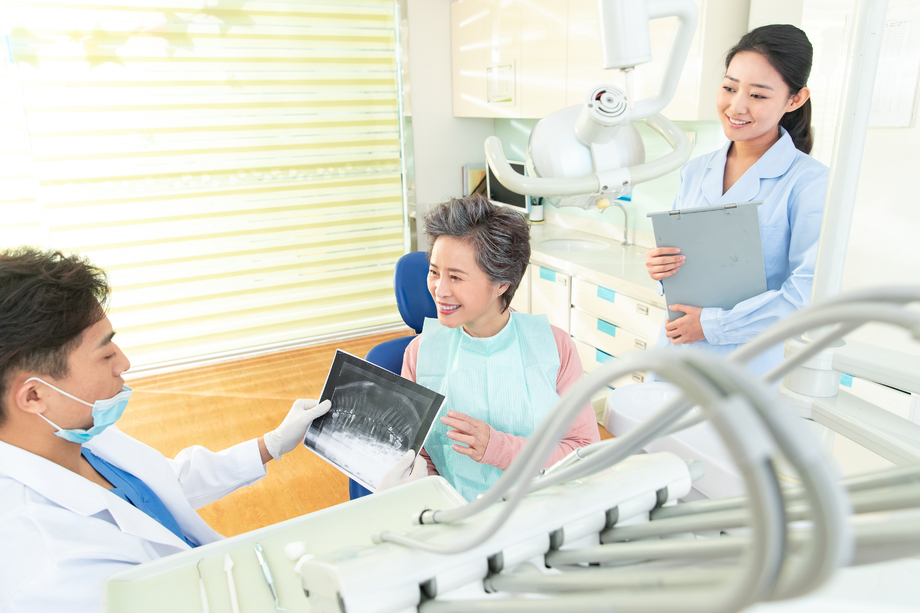 牙科医生给患者治疗 牙科医生给患者治疗