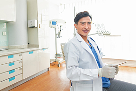 牙科医生在诊疗室