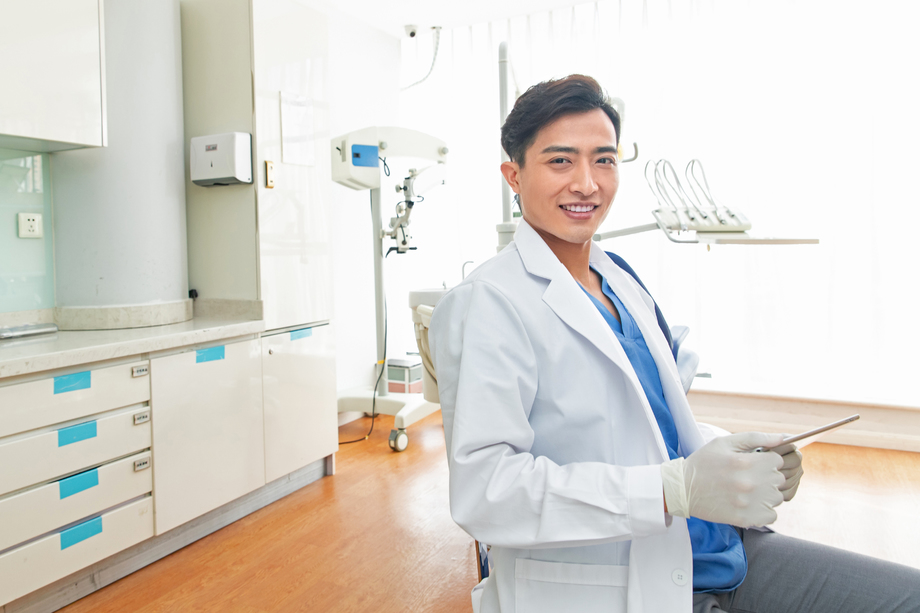 牙科医生在诊疗室 牙科医生在诊疗室