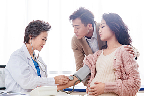 医生给孕妇量血压