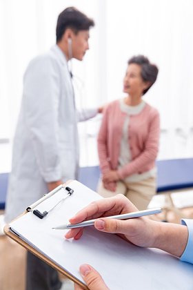 医务工作者和老年患者交谈