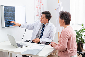 医生和老年患者交谈照片