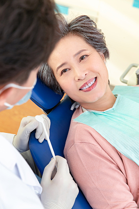 牙医给老年患者治疗照片