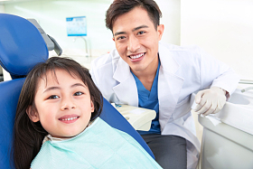 可爱的小女孩和牙科医生图片