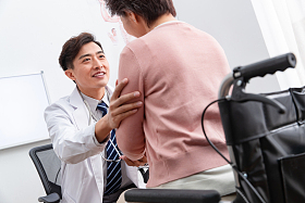 医生和老年患者交谈图片