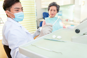 牙医给老年患者治疗