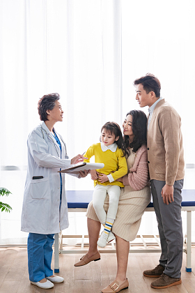 女医生给患者交谈