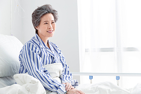 老年患者坐在医院病床上图片