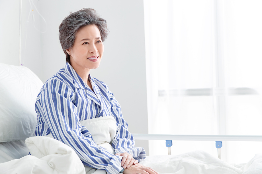 老年患者坐在医院病床上图片 老年患者坐在医院病床上图片