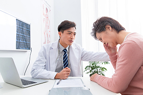 医生和老年患者交谈