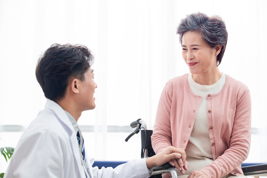 医生和老年患者交谈