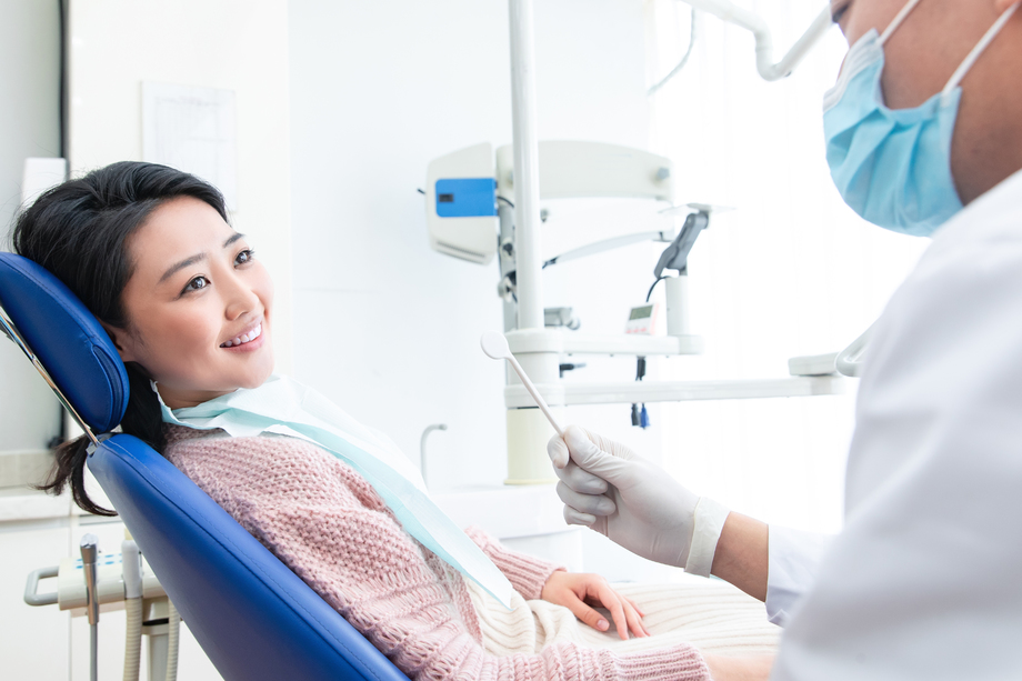 牙医给青年女患者治疗照片 牙医给青年女患者治疗照片