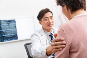 医生和老年患者交谈