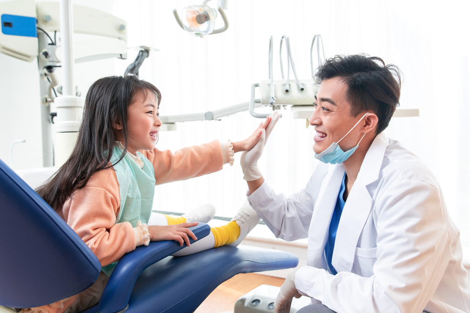 可爱的小女孩和牙科医生照片 可爱的小女孩和牙科医生照片