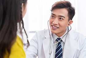 医生给小女孩检查身体