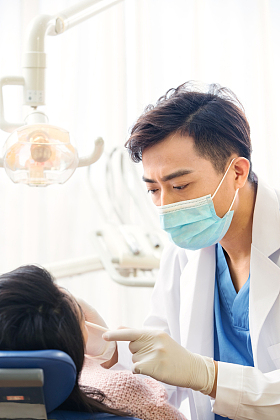 牙医给青年女患者治疗图片