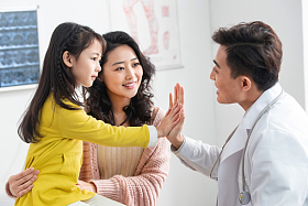 年轻妈妈带着孩子看医生图片