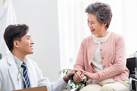 医生和老年患者交谈图片
