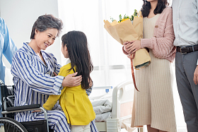 小女孩探望生病的老人图片