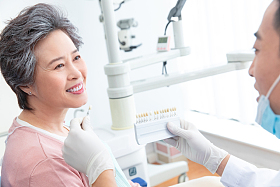 牙医给老年患者治疗