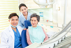 牙科医生给患者治疗照片