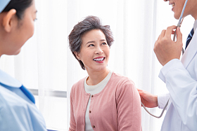 医务工作者和老年患者交谈