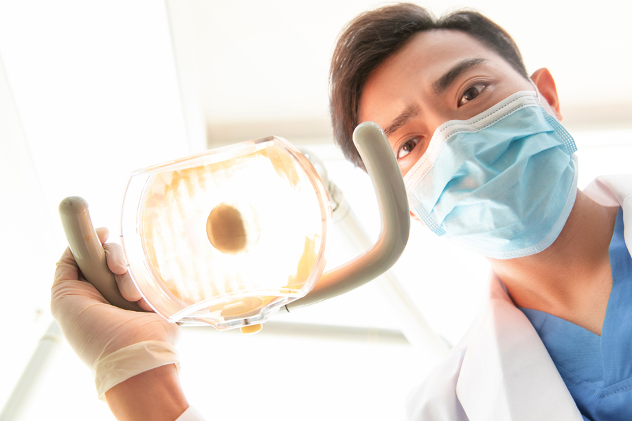 牙科医生在诊疗室图片 牙科医生在诊疗室图片