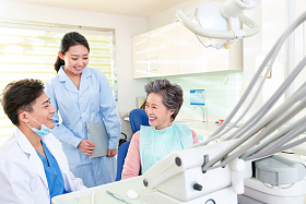 牙科医生给患者治疗