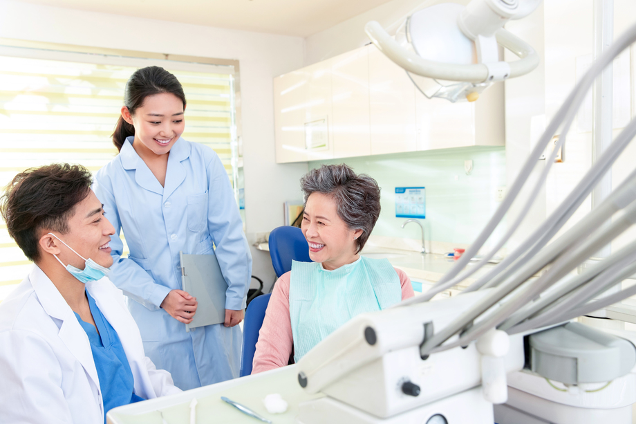 牙科医生给患者治疗 牙科医生给患者治疗