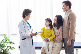 女医生给患者交谈照片