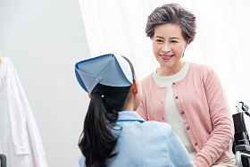 护士和老年人交谈