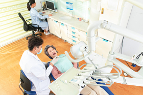 牙科医生给患者治疗照片